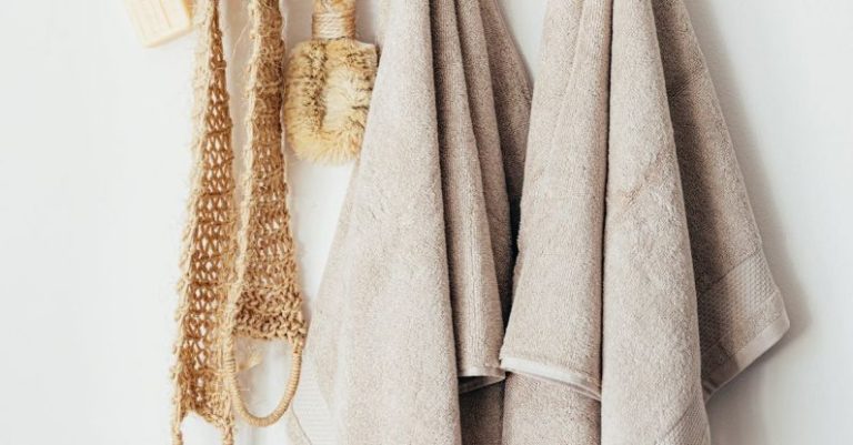 Eco House - Set of body care tools with towels on hanger